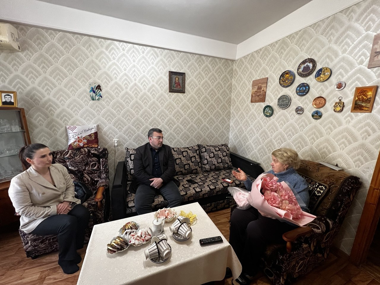 В преддверии годовщины освобождения Ленинграда от фашистской блокады Магомедзагид Кихасуров посетил Ирину Сухомлинову, которая пережила блокаду